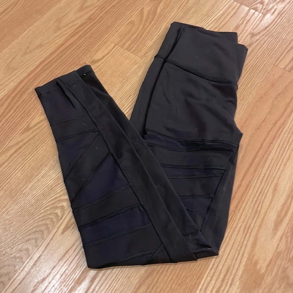 Lululemon black leggings - sexy mesh cut outs 🖤